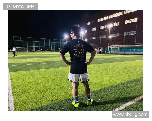 足球明星时尚背包搭配解析与精彩穿搭图片分享